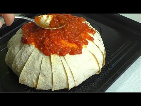Все собираем слоями, заворачиваем и в духовку. И не забудьте сверху полить соусом