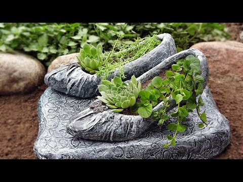 Из старых туфлей сделали замечательную поделку для сада