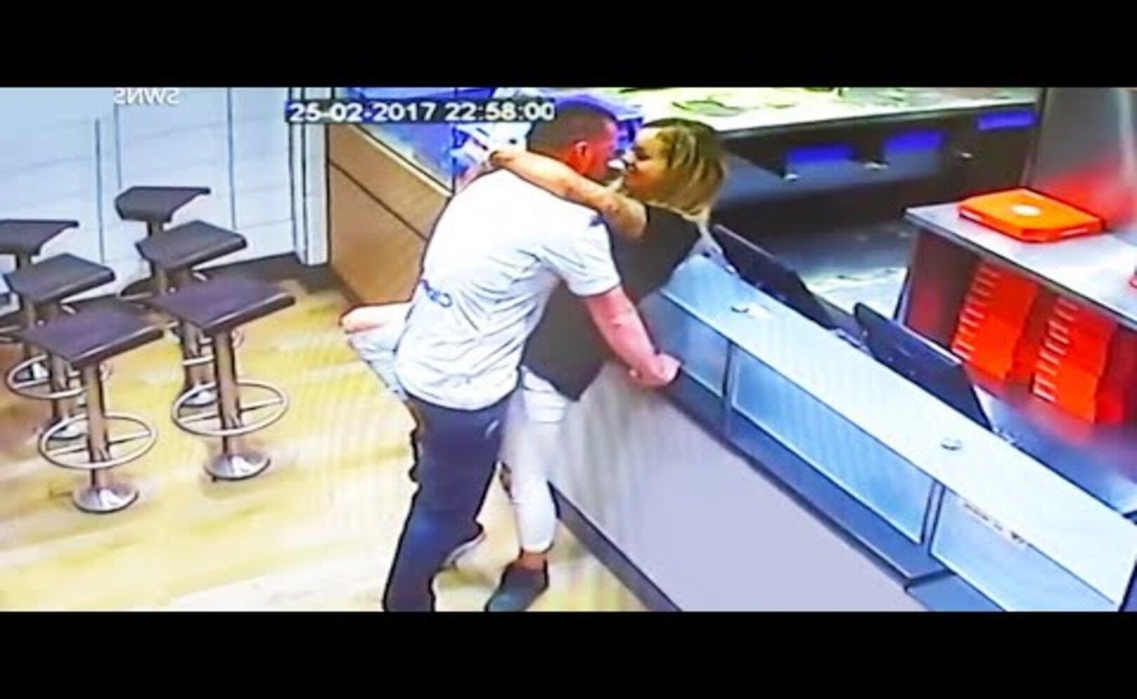 Эту Запись со Скрытой Камеры Удалось Слить в Сеть