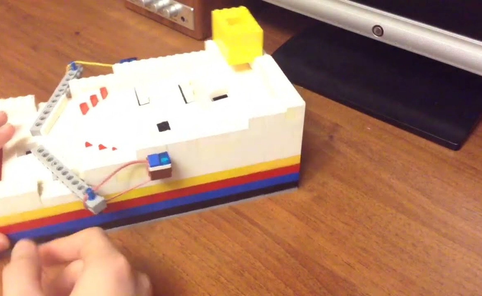 Как сделать диспенсер сливок из Lego
