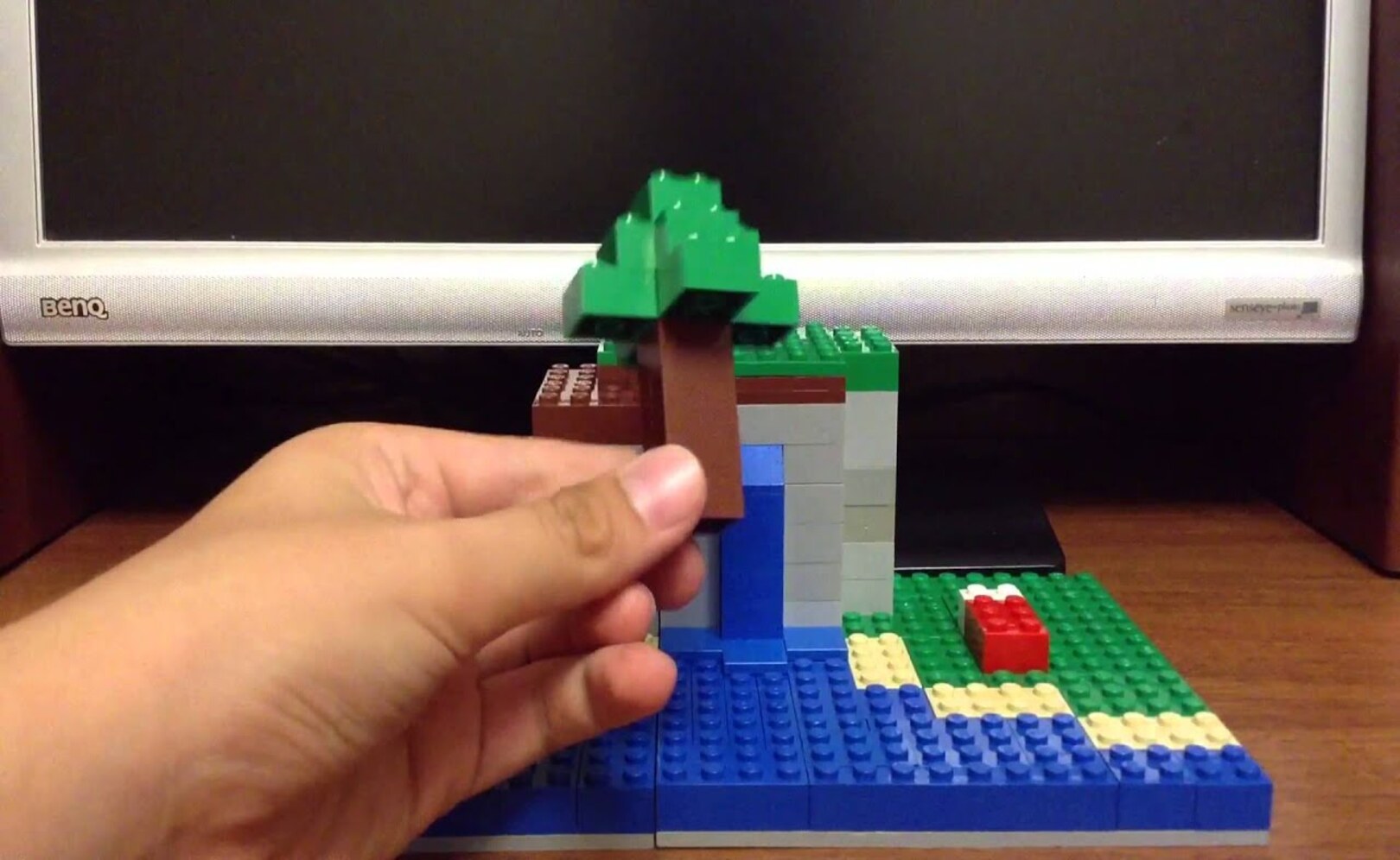 Диспенсер из Lego V4