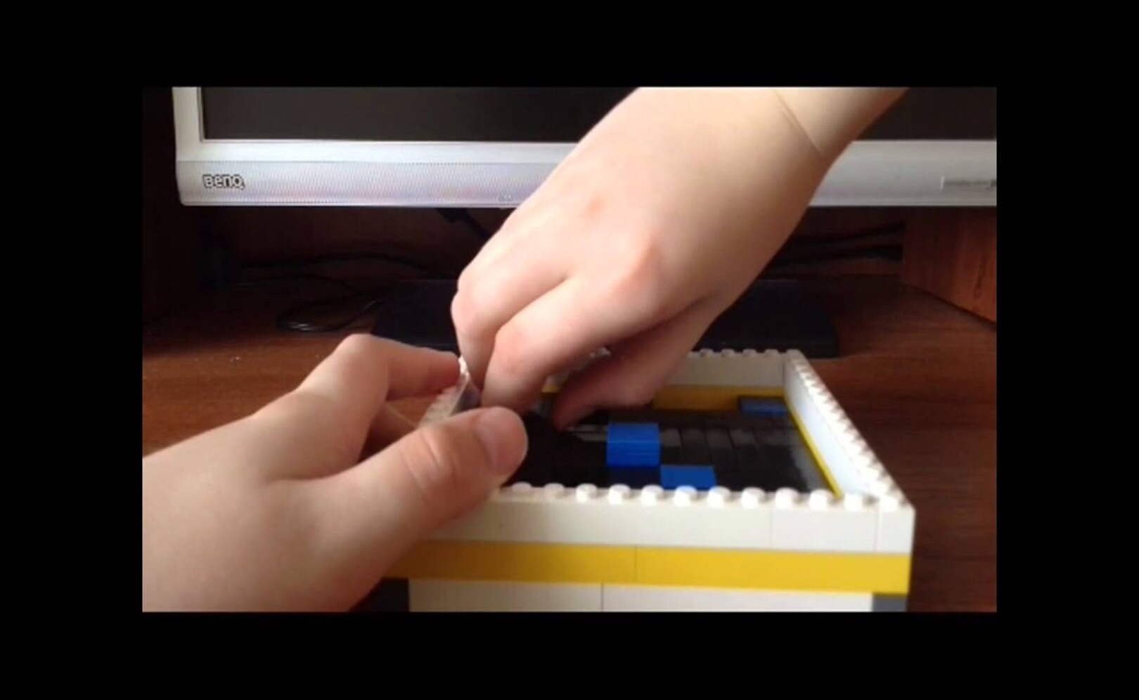 Диспенсер из Lego V6
