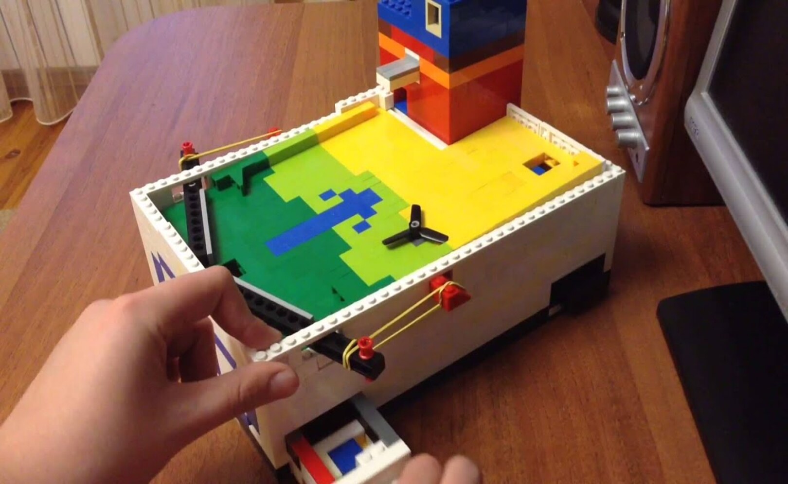 Useless machine из Lego