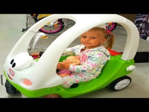 Alisa plays with doll in shopping !