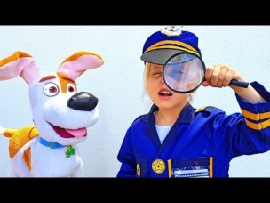 Little girl pretend play Police and helps Paw Patrol