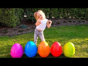 Алиса нашла куклы и игрушки в огромных яйцах / Giant toy eggs with surprise