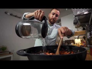 Гуляш в хлебной тарелке - сытно и без мяса