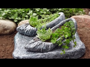 Из старых туфлей сделали замечательную поделку для сада