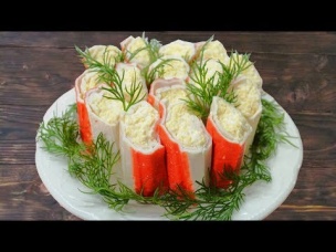 Крабовые палочки, фаршированные сыром и яйцом