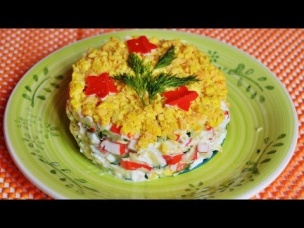 Простой салат с крабовыми палочками и огурцом