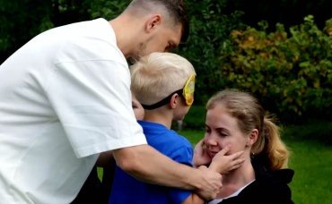 СЫН ПЫТАЕТСЯ НАЙТИ РОДИТЕЛЕЙ ВСЛЕПУЮ! Мы в шоке…