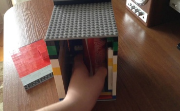 M&M's диспенсер из Lego